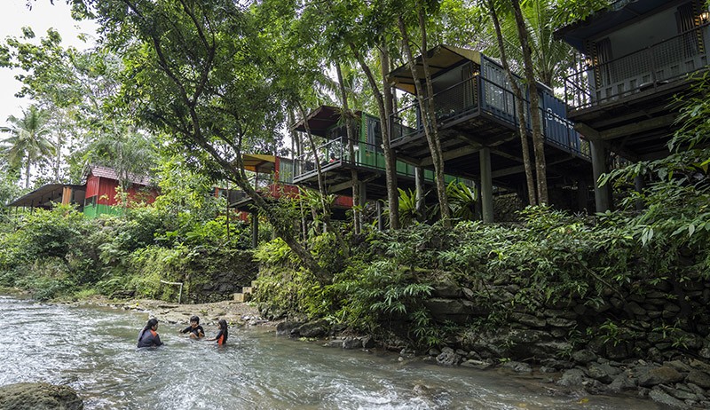 Penginapan Berkonsep Kontainer Ini Suguhkan Suasana Alam Sungai Citumang - Bagian 1