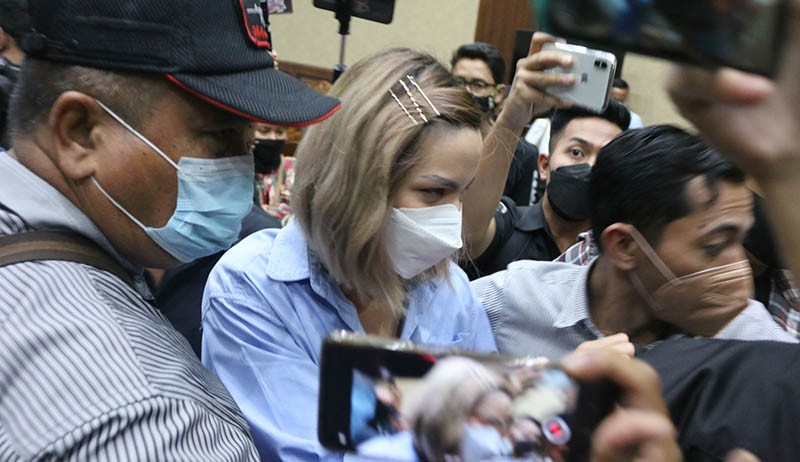Foto Nia Ramadhani Bacakan Pembelaan Kasus Penyalahgunaan Narkoba - Bagian 3