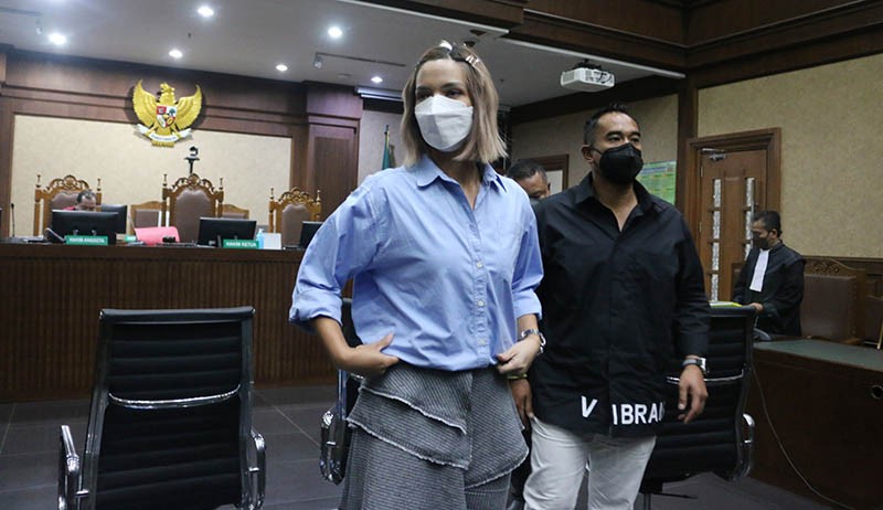 Foto Nia Ramadhani Bacakan Pembelaan Kasus Penyalahgunaan Narkoba - Bagian 2