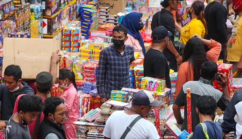 Berburu Kembang Api di Pasar Asemka - Bagian 3