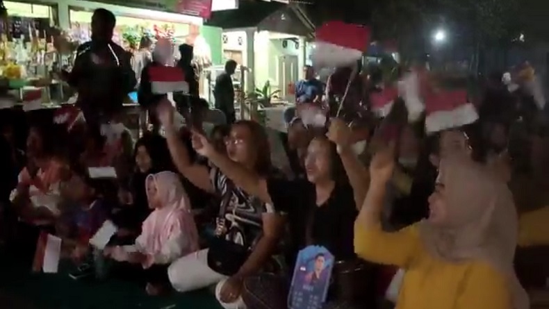Keseruan Nobar Final Piala AFF di Kampung Evan Dimas, Emak-emak Banting Sandal