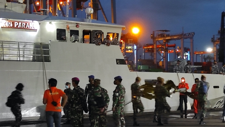 title KRI Parang-647 Tarik Kapal Pengungsi Rohingya, Begini Penjelasan TNI AL KRI Parang-647 Tarik Kapal Pengungsi Rohingya, Begini Penjelasan TNI AL