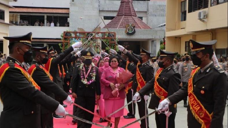 132 Anggota Polda Papua Masuki Purna Tugas Dilepas dengan Tradisi Pedang Pora