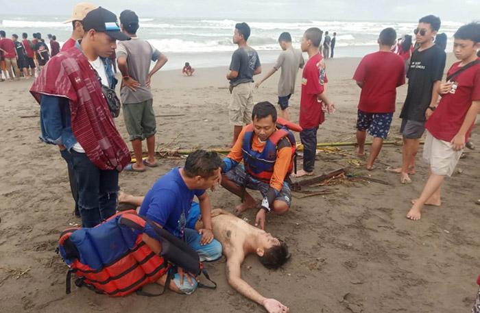 2 Pengunjung Pantai Parangtritis Terseret Ombak, 1 Hilang Tenggelam