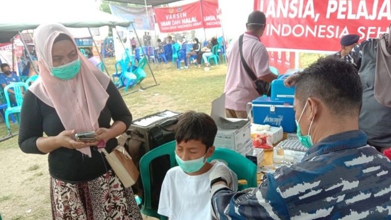 Lanal Gorontalo Laksanakan Serbuan Vaksinasi di Biluango, Ratusan Warga Disuntik Vaksin 