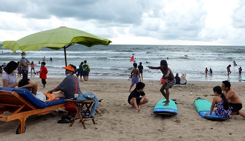 Ribuan Wisatawan Padati Pantai Kuta saat Pergantian Tahun - Bagian 2