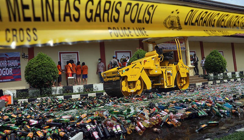 Polres Bogor Musnahkan 33.000 Botol Minuman Keras - Bagian 2