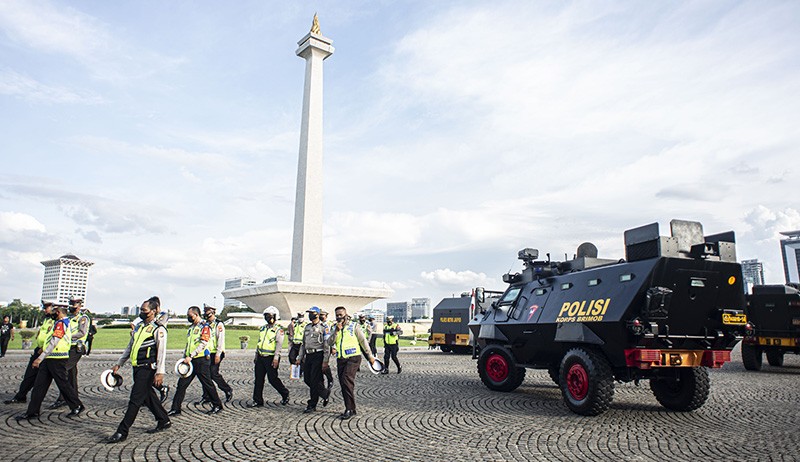 Ribuan Personel Gabungan Amankan Malam Tahun Baru di Jakarta - Bagian 3
