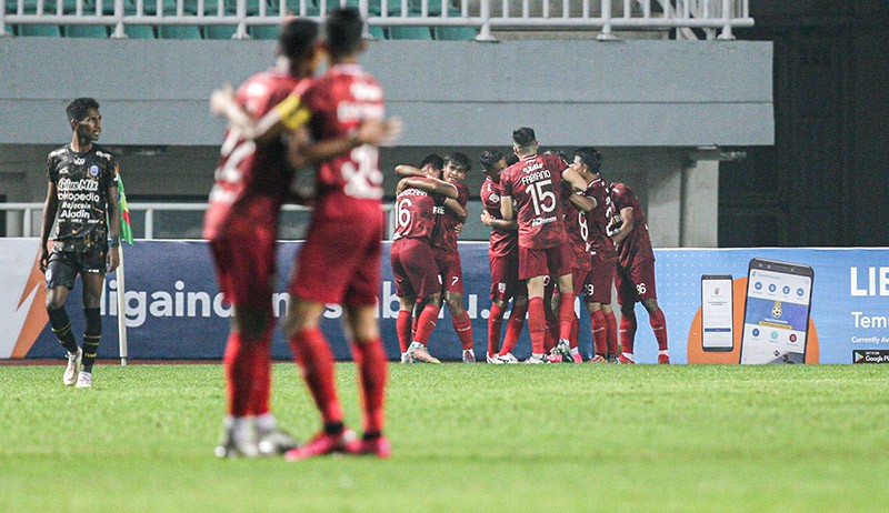 Foto Irfan Bachdim Cetak Dua Gol, Persis Solo Juara Liga 2 - Bagian 3