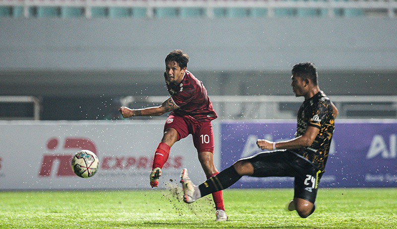 Foto Irfan Bachdim Cetak Dua Gol, Persis Solo Juara Liga 2 - Bagian 2