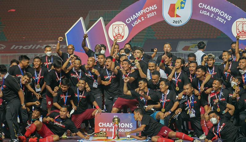 Begini Gaya Kaesang Pangarep, CEO Persis Solo Angkat Trofi Liga 2 - Bagian 4