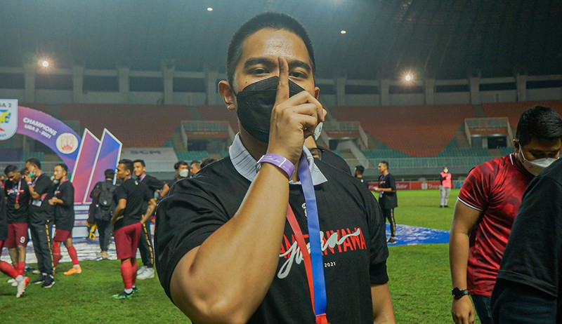 Begini Gaya Kaesang Pangarep, CEO Persis Solo Angkat Trofi Liga 2 - Bagian 3