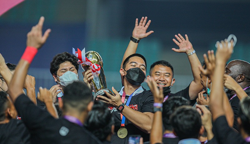 Begini Gaya Kaesang Pangarep, CEO Persis Solo Angkat Trofi Liga 2 - Bagian 1