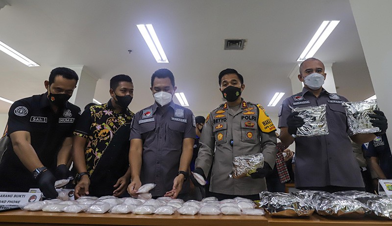 Geledah Badan dan Pakaian Pengedar, Polisi Temukan Sabu Seberat 4,4 Kilogram - Bagian 2