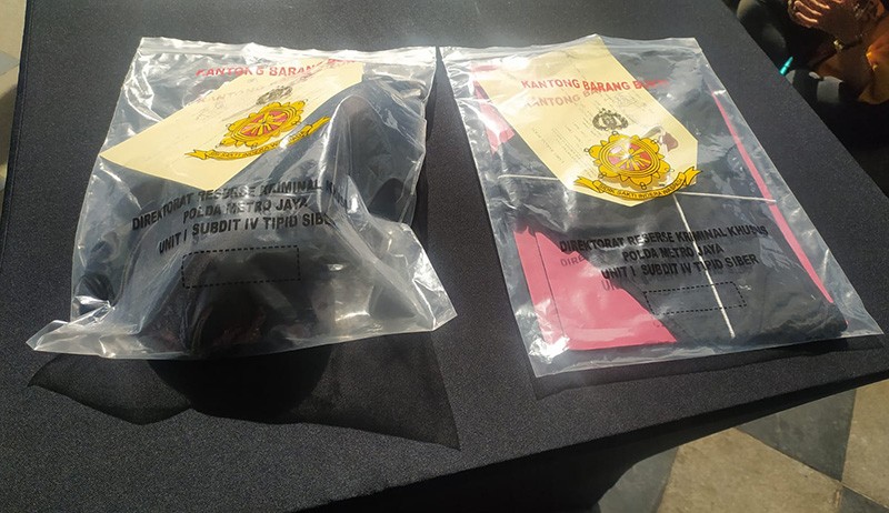 Penampakan HP hingga Pakaian Dalam Artis CA yang Terlibat Prostitusi Online - Bagian 2