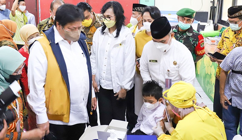 Menko Airlangga Hartarto Tinjau Vaksinasi Anak di SDN 05 Jakarta Barat - Bagian 3