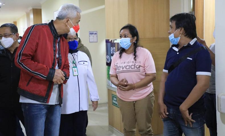 Kunjungi Pasien RSUP Kariadi, Ganjar Malah Dicurhati Ibu-Ibu Kecewa Timnas Kalah 