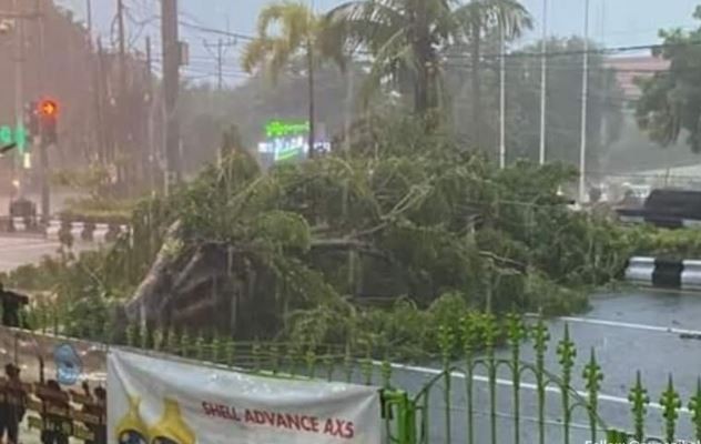 Bali Diguyur Hujan Lebat, Pengunjung Malam Tahun Baru di Pantai Kuta Kocar-kacir 