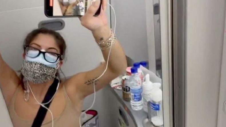 Positif Covid-19, Guru Ini Isolasi Mandiri di Toilet Pesawat selama 4 Jam Penerbangan