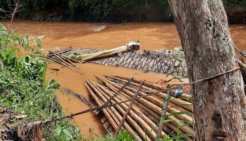 Jembatan Gantung di Sukabumi Roboh lalu Hanyut Terbawa Arus, Akses Warga Terganggu