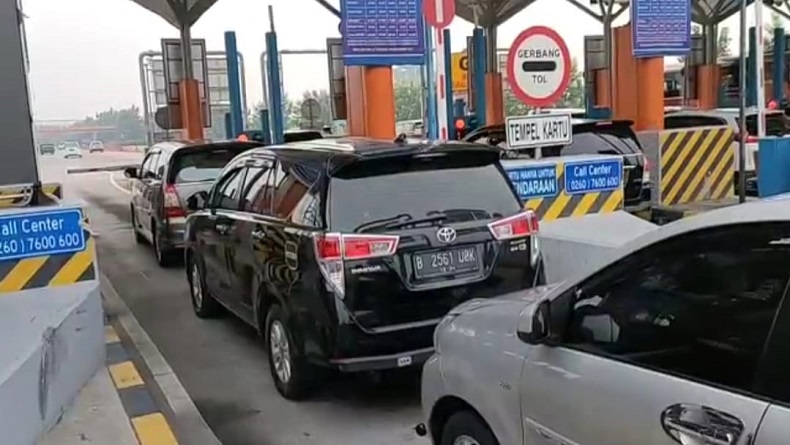 Satu Hari Menjelang Tahun Baru Tol Cipali Ramai Cenderung Padat
