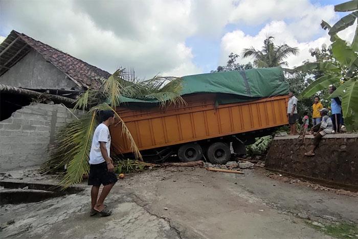 Gagal Menikung, Truk Tronton Bermuatan Pupuk Tabrak Rumah Warga Gunungkidul