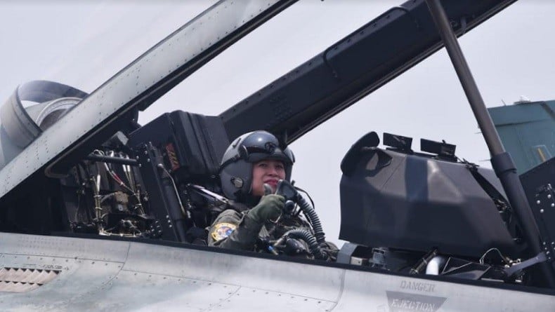  Jajal Pesawat Golden Eagle, Puan Maharani Sempat Handling Pesawat