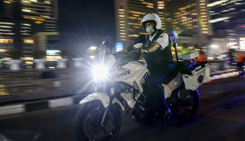Gubernur Anies Baswedan Naik Motor Patroli Pantau Crowd Free Night - Bagian 2