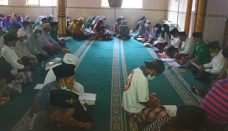 Pengungsi Awan Panas Guguran Gunung Semeru Ikuti Istigasah - Bagian 1