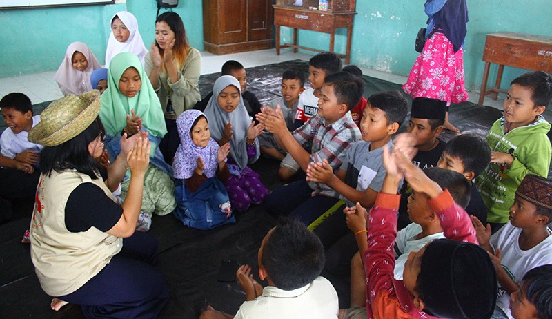 Trauma Awan Mendung, Anak Pengungsi Gunung Semeru Diberikan Pemulihan Psikologis - Bagian 1