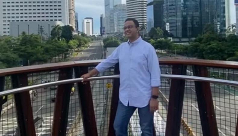 Berpose di JPO Karet, Anies: Sebentar Lagi Dibuka Berpose di JPO Karet, Anies: Sebentar Lagi Dibuka