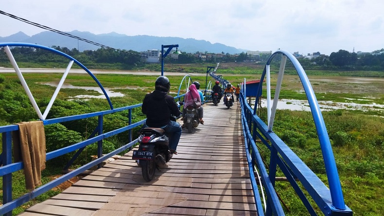 Jembatan Jembalas Swadaya Warga KBB Jadi Fenomena Bisnis Menggiurkan