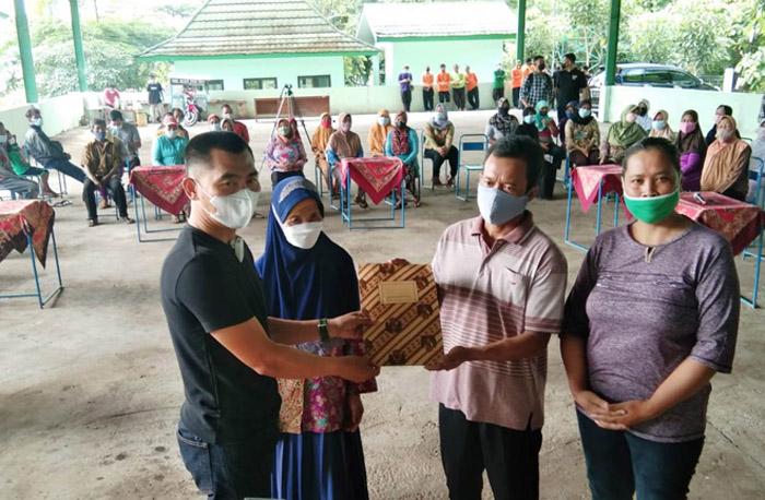 Memasuki 2022, Bupati Gunungkidul Sunaryanta Makan Mi Ayam dan Bagikan Gaji kepada Pemulung