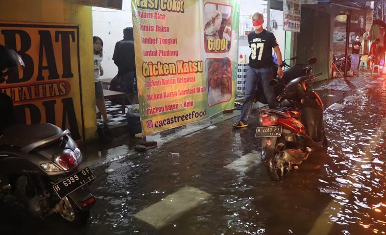 Malam Tahun Baru Semarang Dikepung Banjir, Ganjar Turun Tangan
