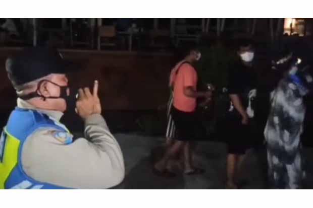 Pengunjung Malam Tahun Baru di Kuta Dibubarkan Polisi