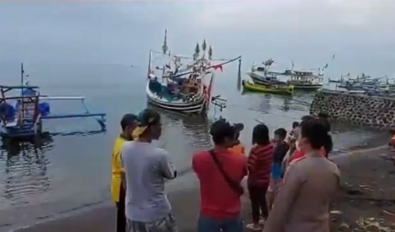 Perahu Nelayan di Situbondo Tersambar Petir, 4 Orang Tewas 1 Hilang  