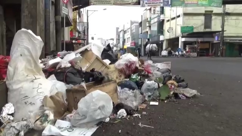 Pascaperayaan Tahun Baru di Bandung, Sampah Plastik dan Botol Miras Berserakan