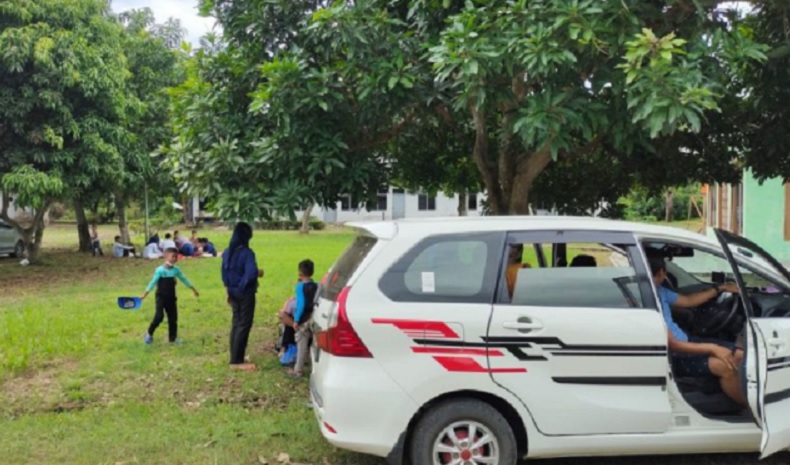 title Objek Wisata di Pesawaran Lampung Tutup, Wisatawan Menumpuk dekat Pintu Masuk Objek Wisata di Pesawaran Lampung Tutup, Wisatawan Menumpuk dekat Pintu Masuk