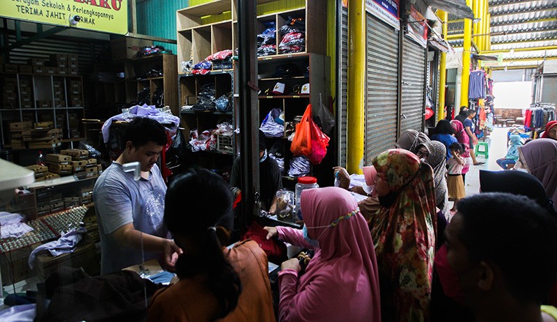 Persiapan Pembelajaran Tatap Muka, Toko Seragam Sekolah Diserbu Pembeli  - Bagian 2