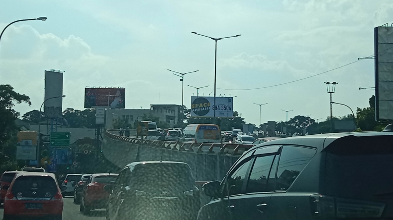 Liburan Usai, Kendaraan Pelat Luar Kota Mulai Tinggalkan Bandung 