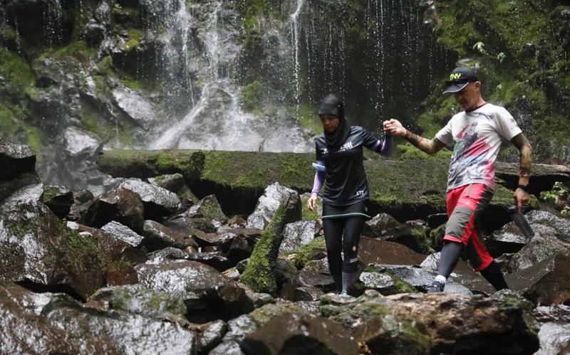 Trail Running bareng Istri, Ganjar Taklukkan Trek Berat Curug Lawe dalam Sejam