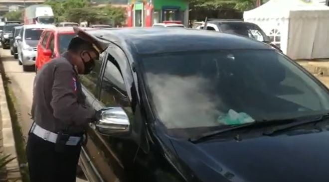 Panik Terjaring Razia Ganjil Genap, Pengemudi Ini Tabrak Polisi di Cilegon    