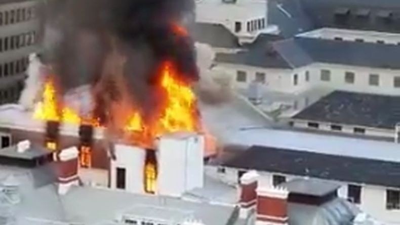 Kebakaran Hebat Landa Gedung Parlemen Afrika Selatan, Bangunan Ambruk