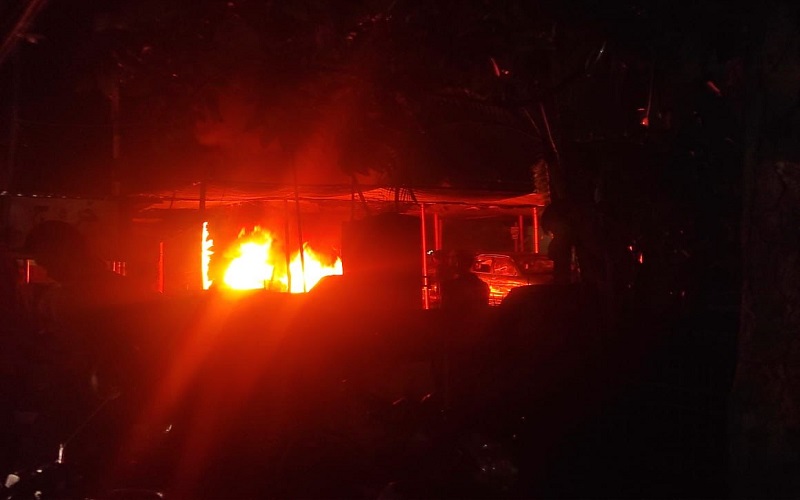 Massa Tak Dikenal Serang dan Bakar Mobil Ponpes Assunnah Bagik Nyake Lombok Timur 