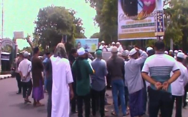 Warga Tuntut Polisi Tangkap Ustaz Mizan atas Dugaan Pelecehan Wali di NTB