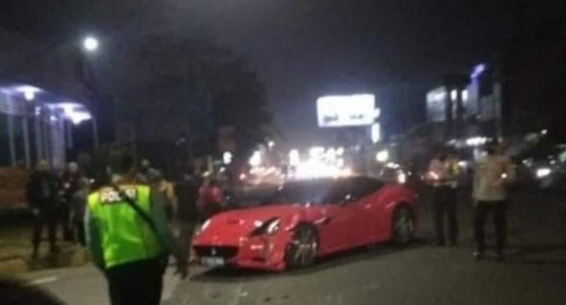Viral Pemotor Tabrak Ferrari di Lampu Merah, Netizen: Auto Gak Makan 5 Tahun