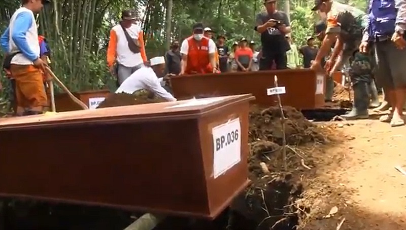 title 8 Jenazah Korban Erupsi Semeru yang Belum Teridentifikasi akhirnya Dimakamkan 8 Jenazah Korban Erupsi Semeru yang Belum Teridentifikasi akhirnya Dimakamkan