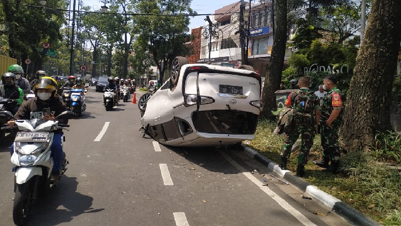 Kronologi MPV Sienta Terbalik seusai Tabrak 2 Motor dan Pohon di Jalan Dago