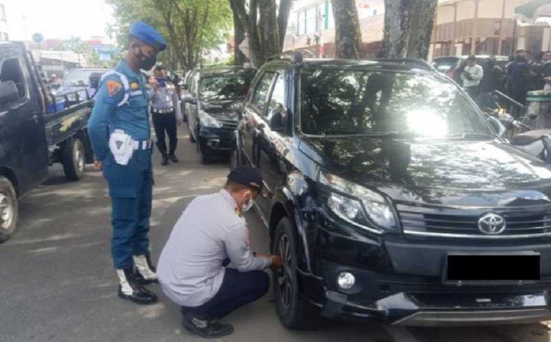 Parkir Sembarangan di Jalan Alianyang, Sejumlah Mobil Dikempiskan Dishub Pontianak