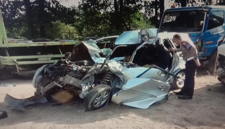 Tanpa Ngerem, Travel Hantam Truk di Tol Cipularang Purwakarta, 1 Tewas 5 Luka-Luka